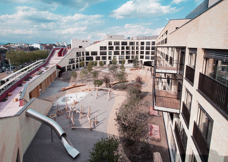 Innenhof und Wohnungen der Genossenschaft Kalkbreite in Zürich – Schweizer Wohnbeispiel.