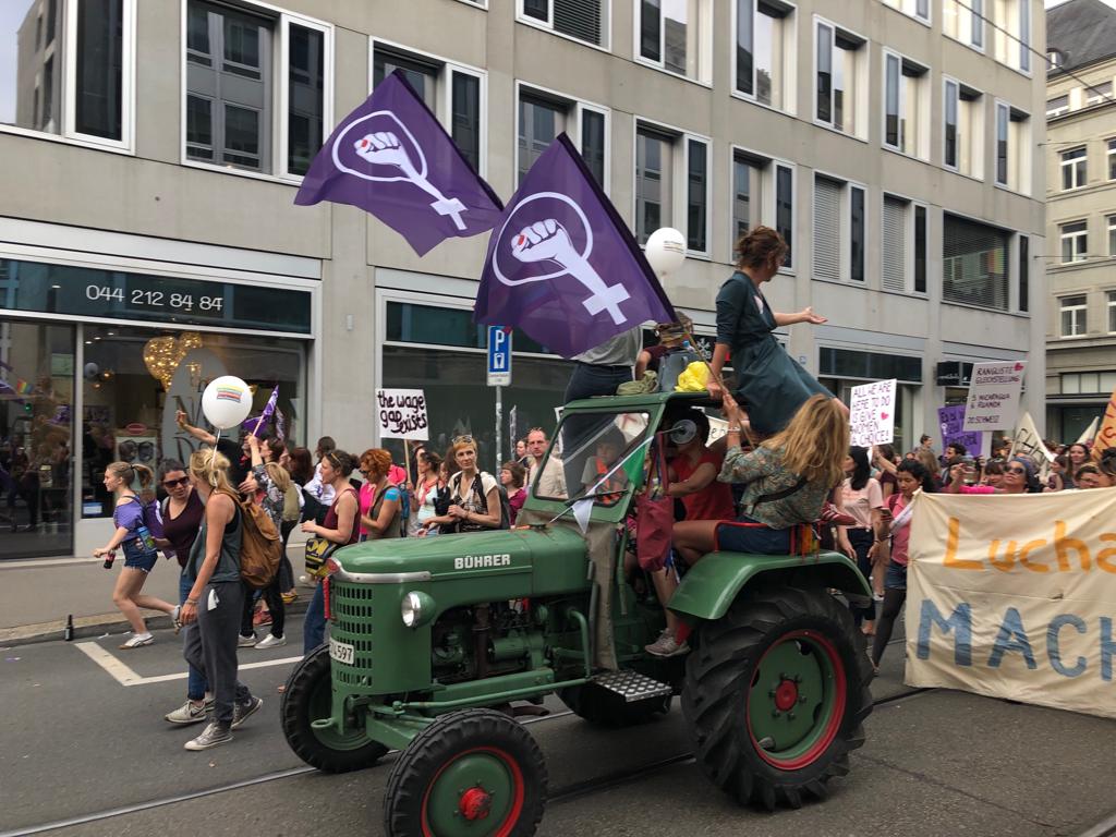 Menschen mit violetten Fahnen beim Frauenstreik in Zürich 2019 – Schweizer Themenfoto zur Gleichstellung.