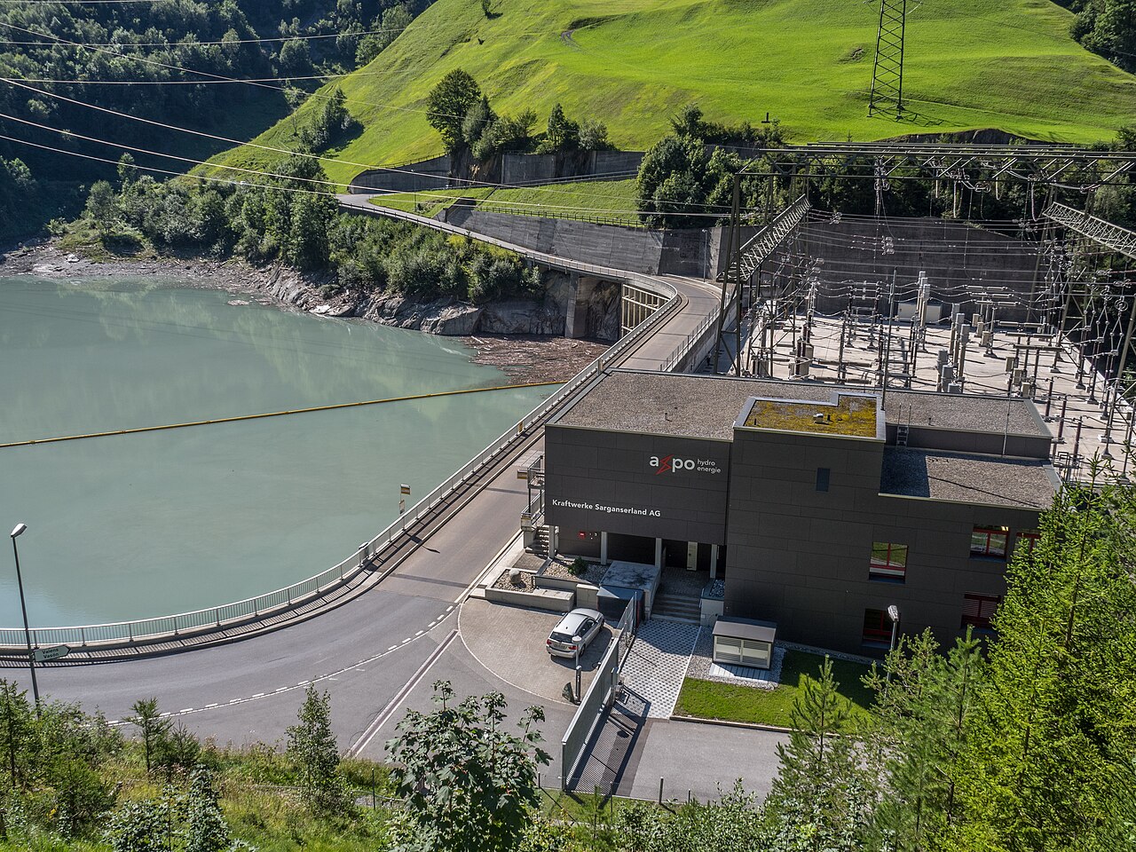Pumpspeicherkraftwerk Mapragg an der Tamina in Vadura, umgeben von bewaldeten Berghängen.
