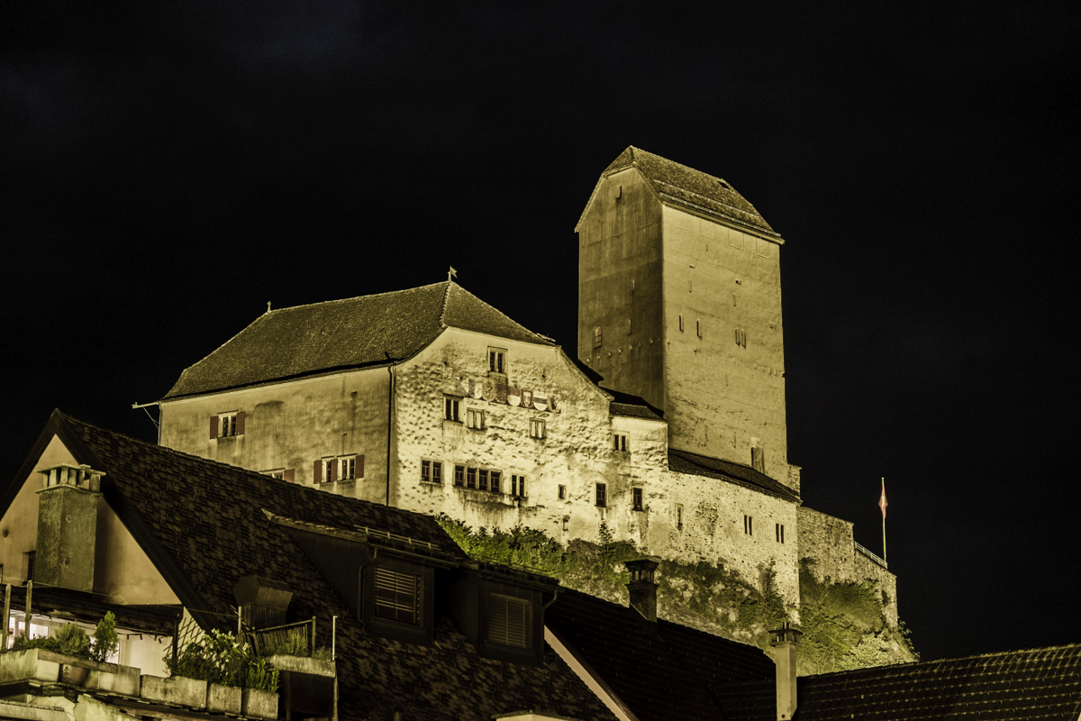 Beleuchtetes Schloss Sargans am Abend