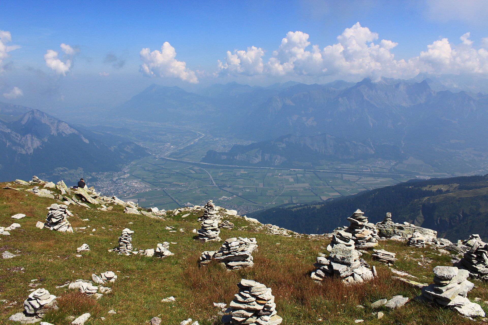 Steinmännchen und Blick vom Steinmannlifeld über das Sarganserland